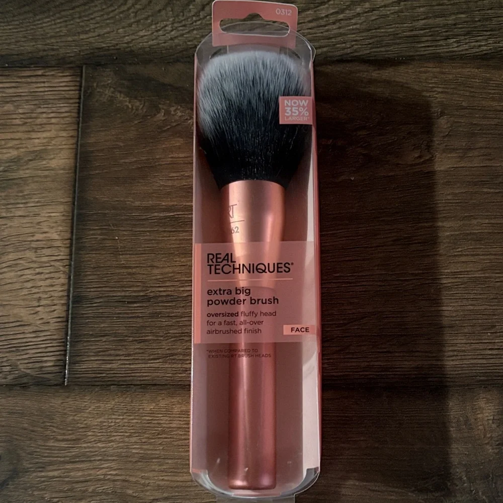 New - Real Techniques Oversized Powder Brush. - Picture 1 of 4
